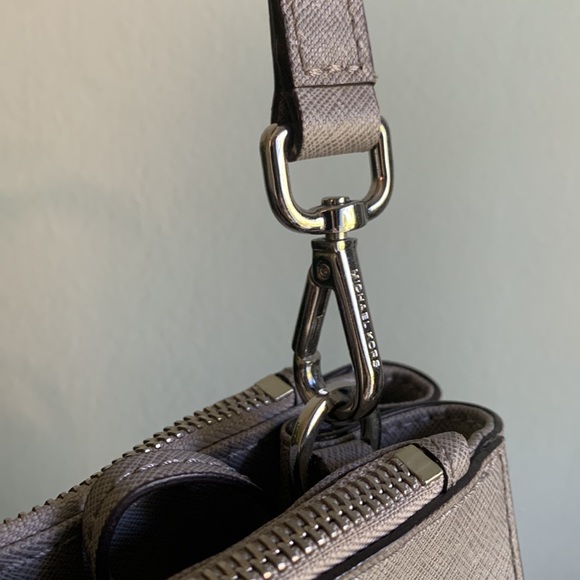 Micheal Kors Gray/Silver Bag - Picture 4 of 15